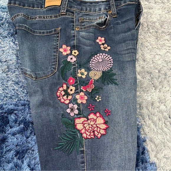 Aeropostale Size 10 Embroidered Jeans - Picture 4 of 7